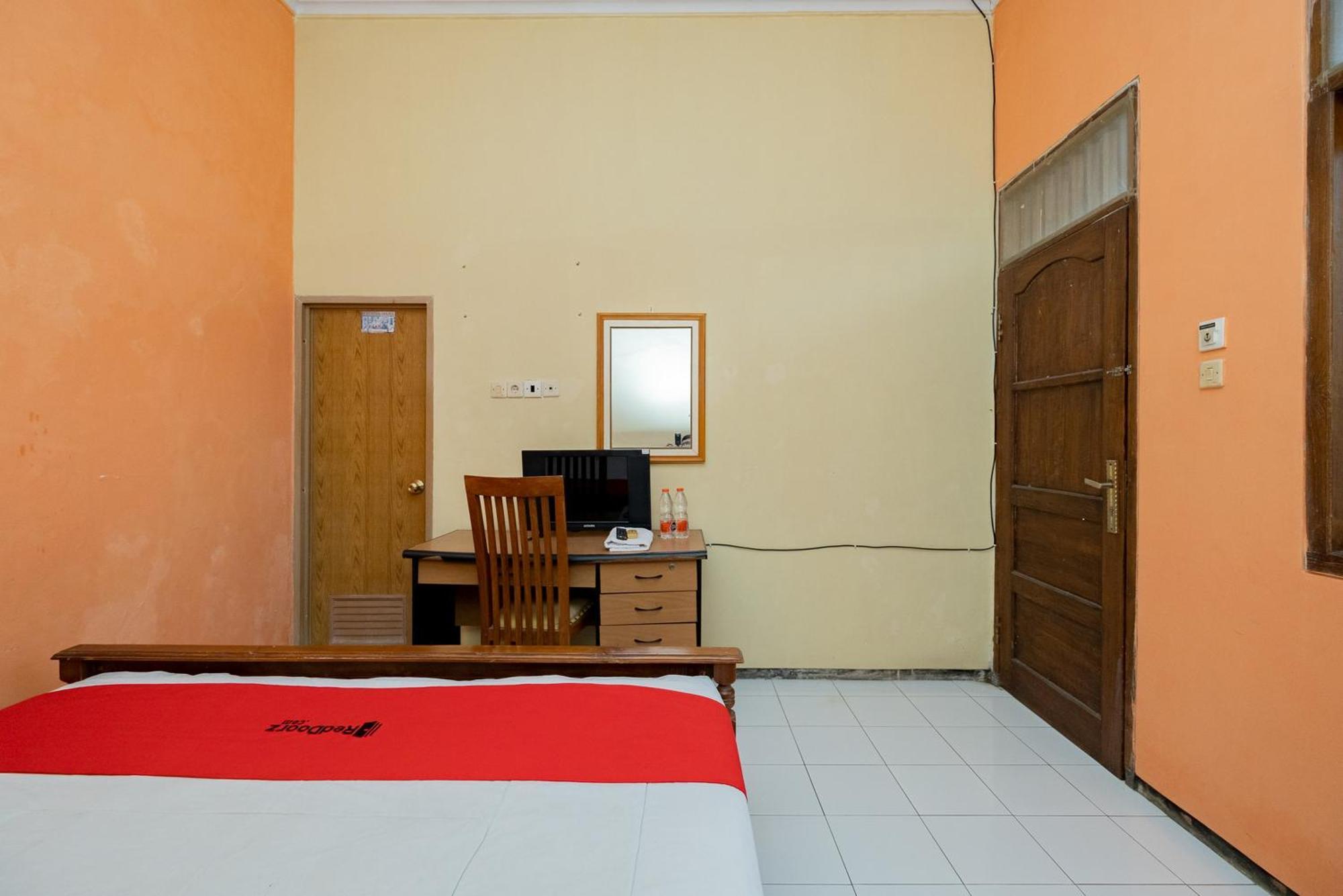 Reddoorz Syariah At Jalan Sunan Giri Tuban Tuban  Exterior photo